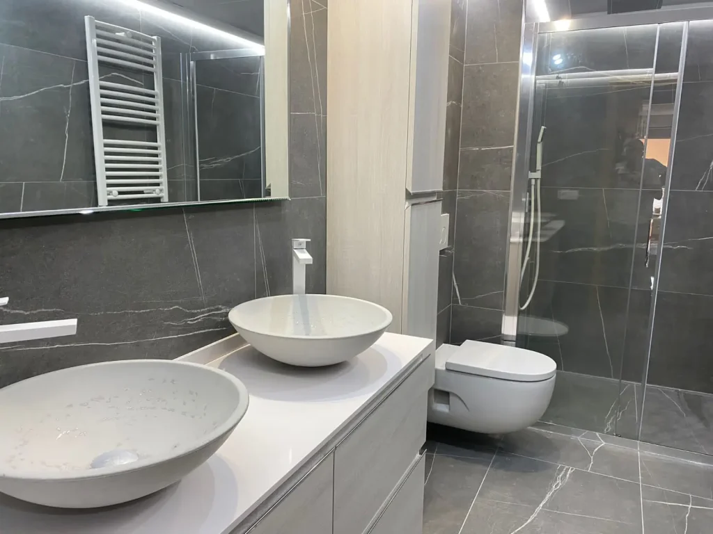 Reforma de baño flotante de lujo, ducha transparente y pila de alta gama