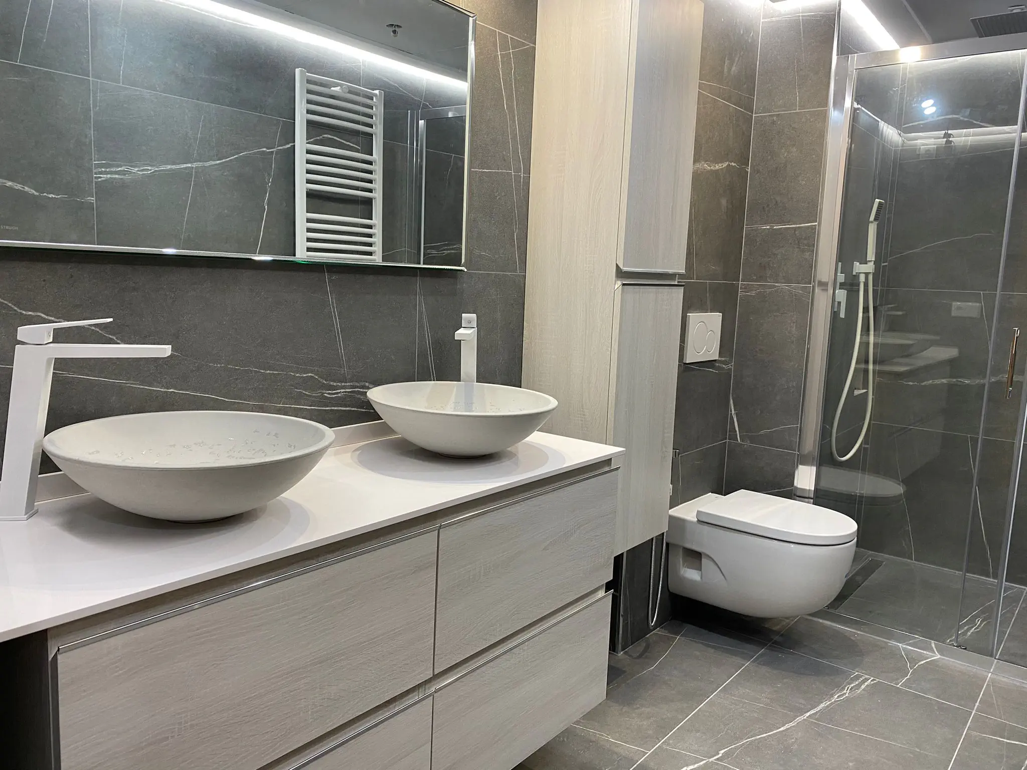 Reforma de baño flotante de lujo, ducha transparente y pila de alta gama