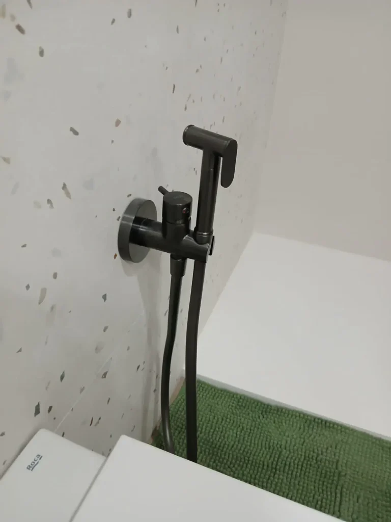 bidet negro moderno de pared
