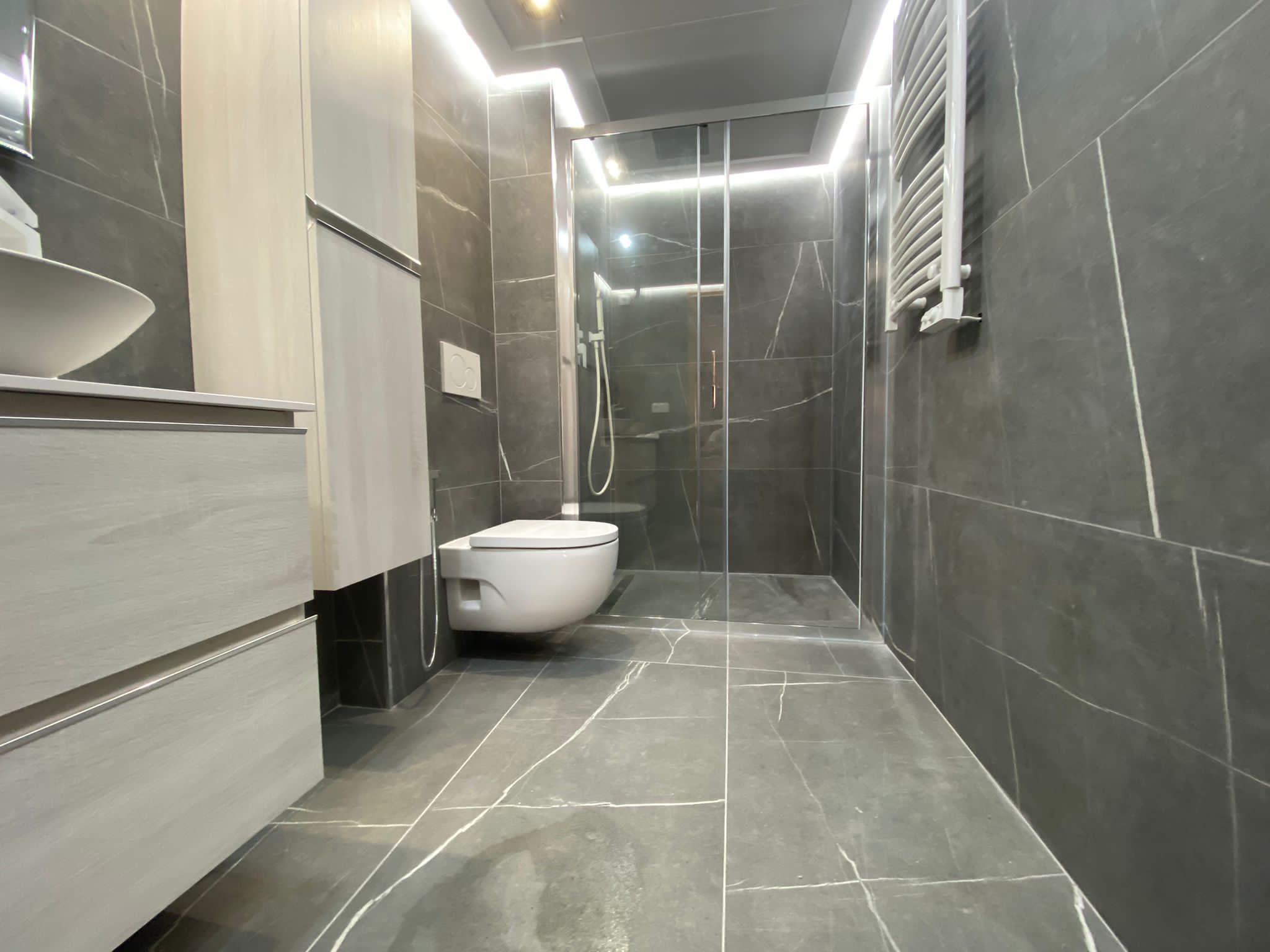 Reforma de baño flotante de lujo con calefactor, ducha transparente y pila de alta gama